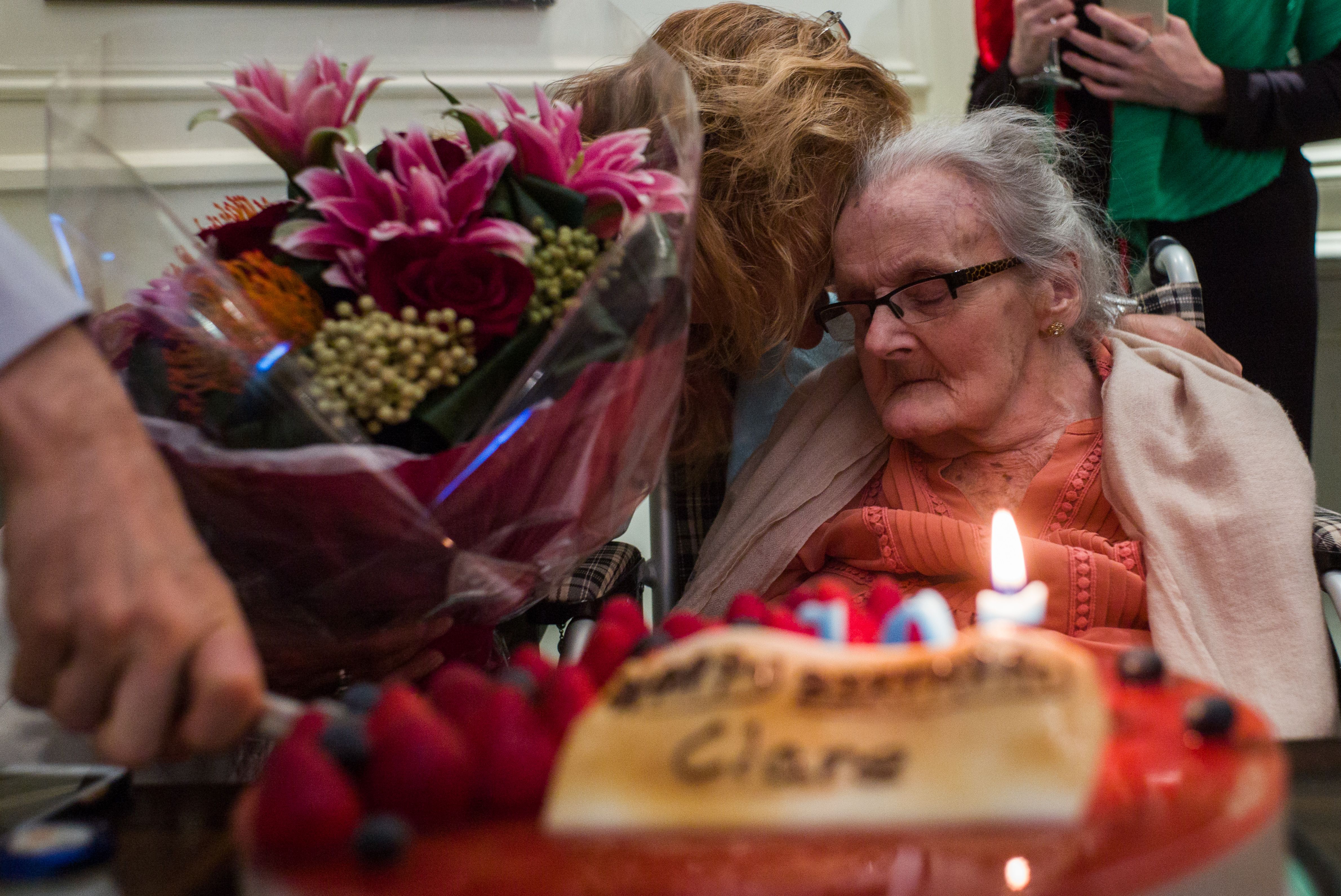 Veteran British war correspondent Clare Hollingworth attended the celebration to mark her 105th birthday at the Foreign Correspondent's Club (FCC) in Hong Kong on October 10, 2016.  Photo: ANTHONY WALLACE/AFP/Getty Images.